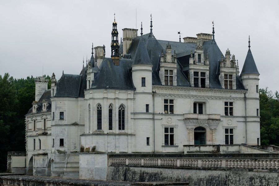 Chateau de Chenonceau spanning the Cher river with five arches