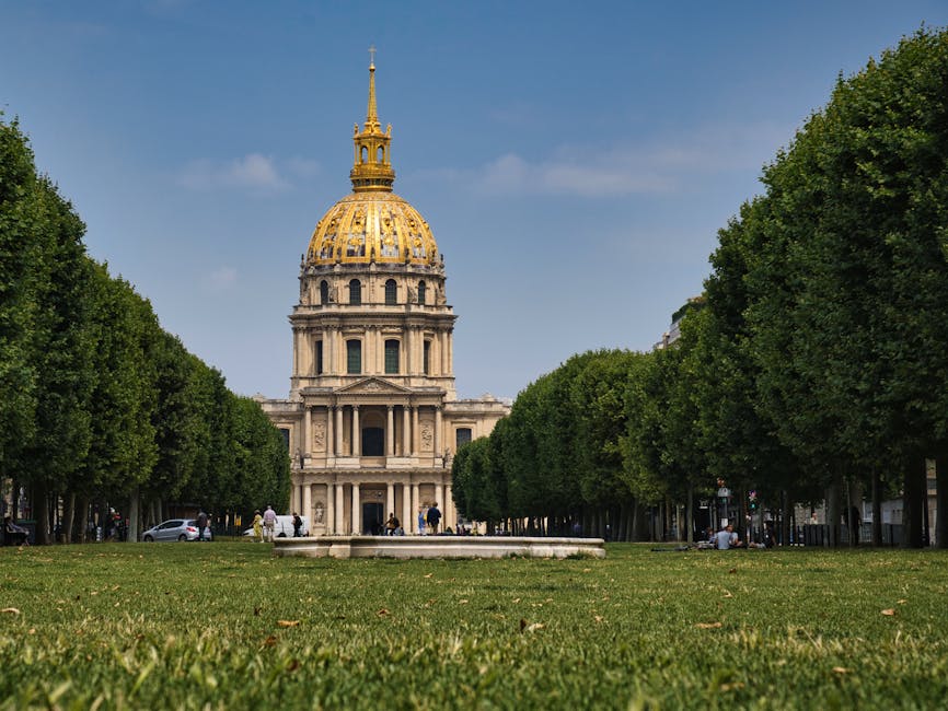 The gilded dome of Les Invalides above the surrounding buildings